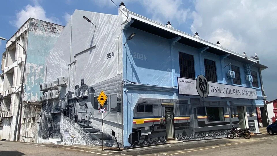《跨时代火车》壁画描绘了一列1954年的蒸汽火车与一列2024年的现代火车的相遇