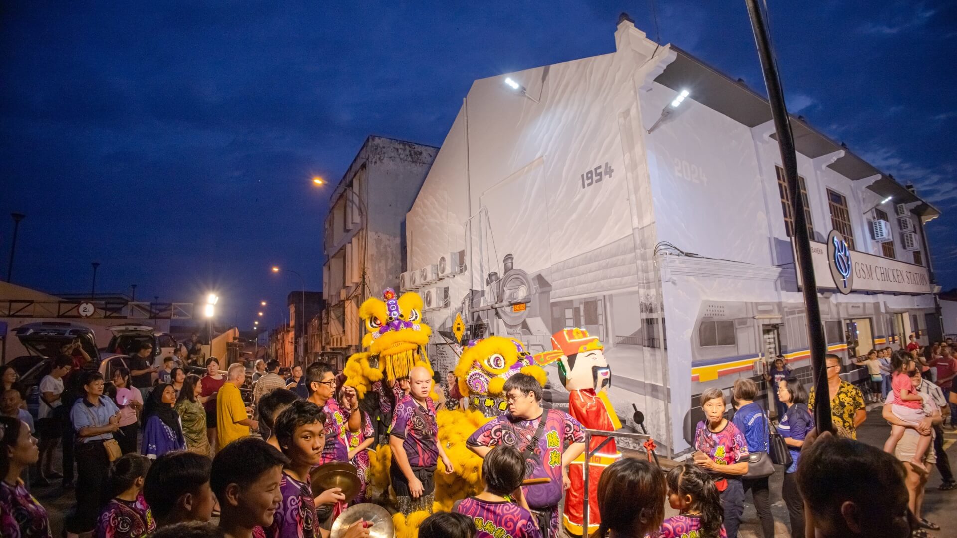 The "Train Across Time" Mural attracted numerous crowds and visitors during its launching